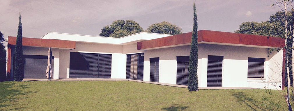 Construction d'une maison contemporaine à toit terrasse et parement Acier Corten