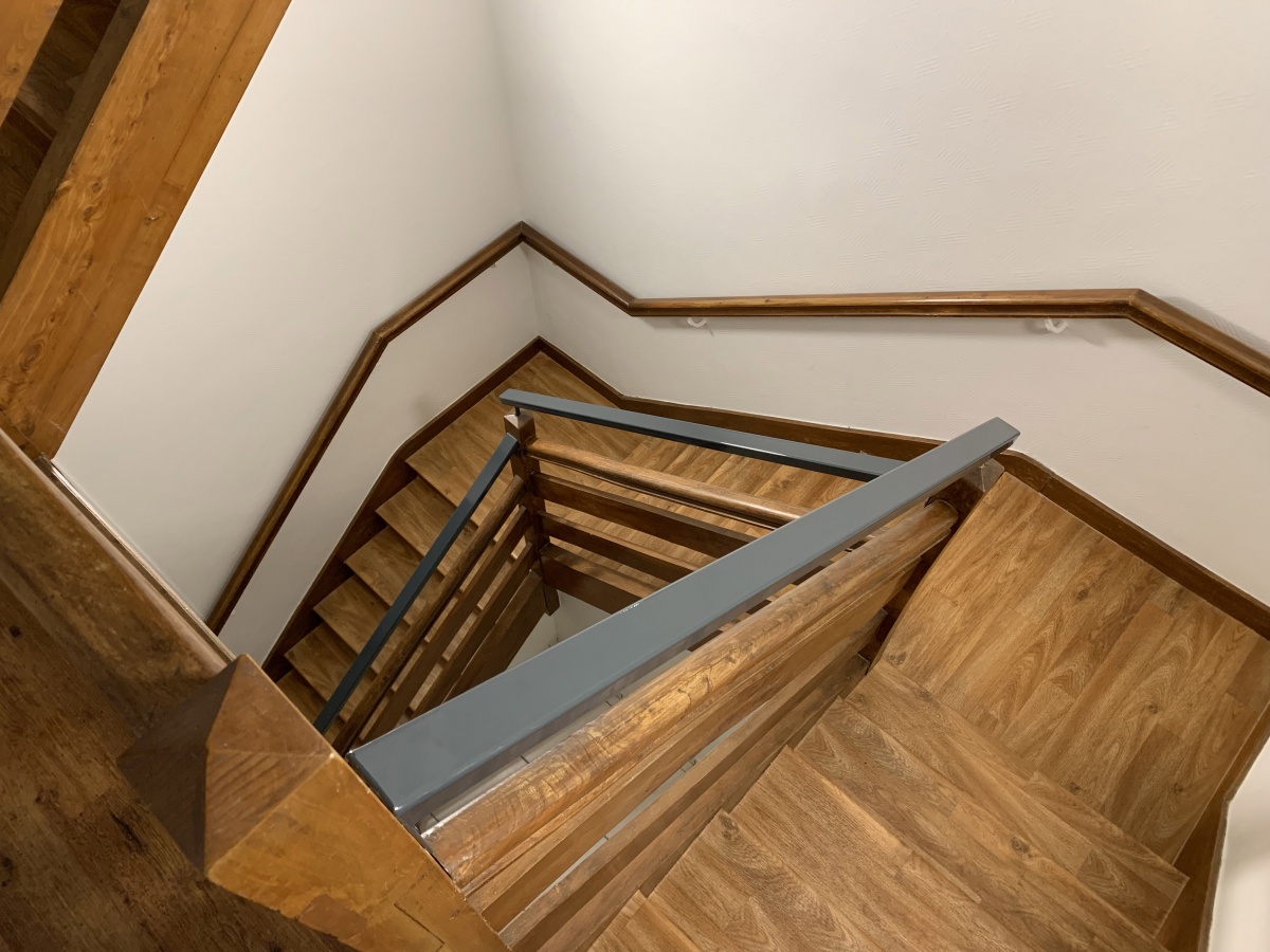 R�habilitation d'une maison individuelle en cabinet dentaire : Escalier