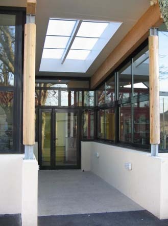 Biblioth�que scolaire et salle informatique : cubnezais entree nord