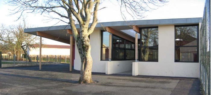 Biblioth�que scolaire et salle informatique : cubnezais vue nord