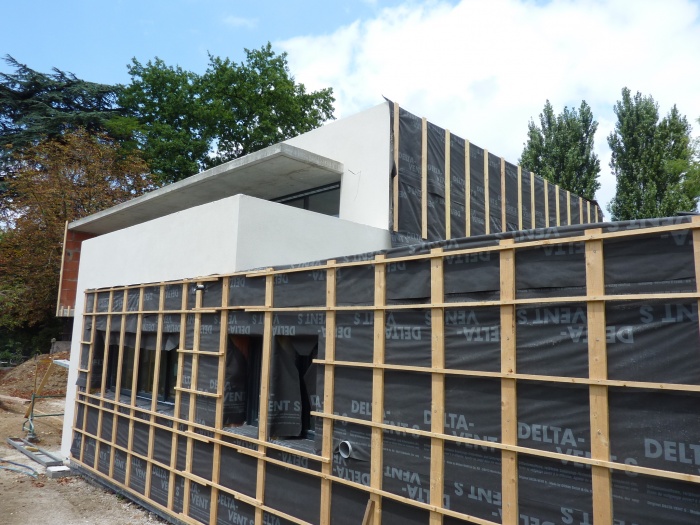 Maison contemporaine basse consommation : Pr�paration pose bardage bois