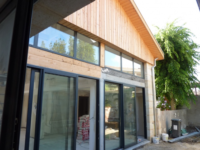 Hangar r�habilit� en maison familiale : Vue sur le jardin