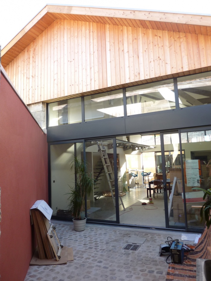 Hangar r�habilit� en maison familiale : Facade jardin.JPG