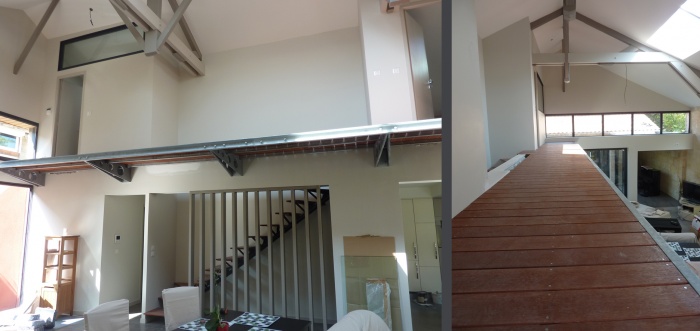 Hangar rhabilit en maison familiale : Passage mezzanine avec bois
