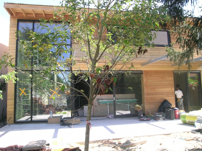 Maison B : Fa�ade sur jardin en attente de claustras bois.JPG