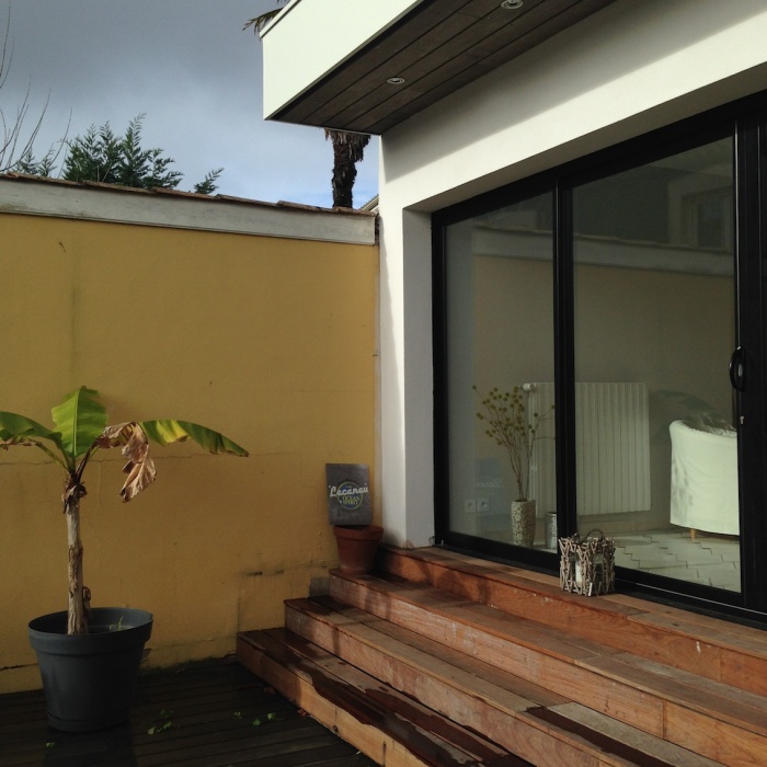 Extension d'une maison de ville : Baie vitr�e alu. et marches en IPE