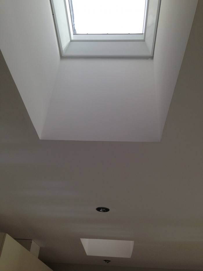 Extension d'une maison de ville : Le plafond int�gre 2 Velux pour toit plat