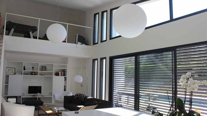 Maison dans les bois : maison-contemporaine-grandes-baies-vitrees-toit-zinc-toulouse-3