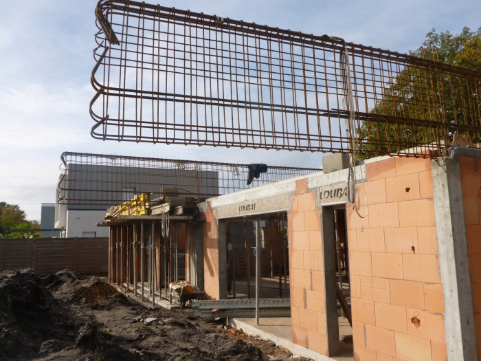 Maison aux lignes contemporaines : Poutres en b�ton arm�