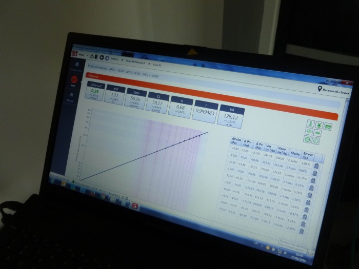 Maison aux lignes contemporaines : Test final �tanch�it� � l'air