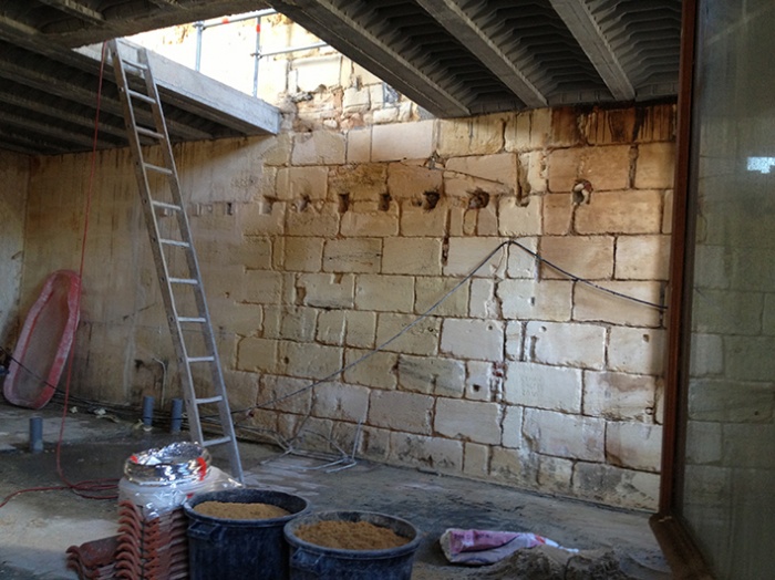 Restructuration et sur�l�vation d'une �choppe � Talence : Le rejointoiement des pierres int�rieures