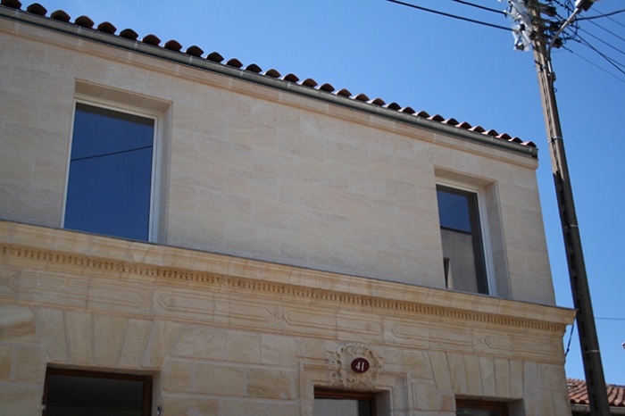 Restructuration et sur�l�vation d'une �choppe � Talence : placage pierre