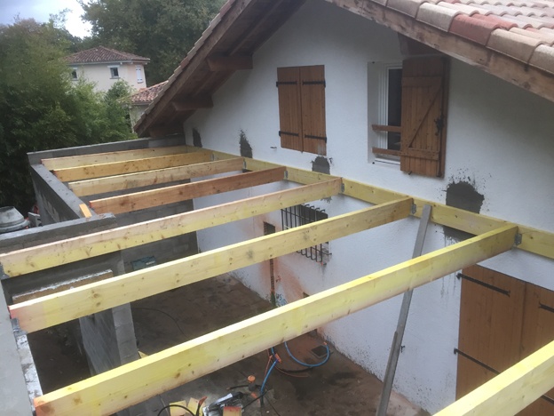 Extension d'une habitation existante - ST JEAN D'ILLAC : chantier en cours